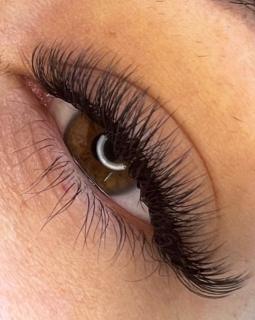 Natürlicher Lash-Look aus dem Studio von Sarah Krasnic in Graz