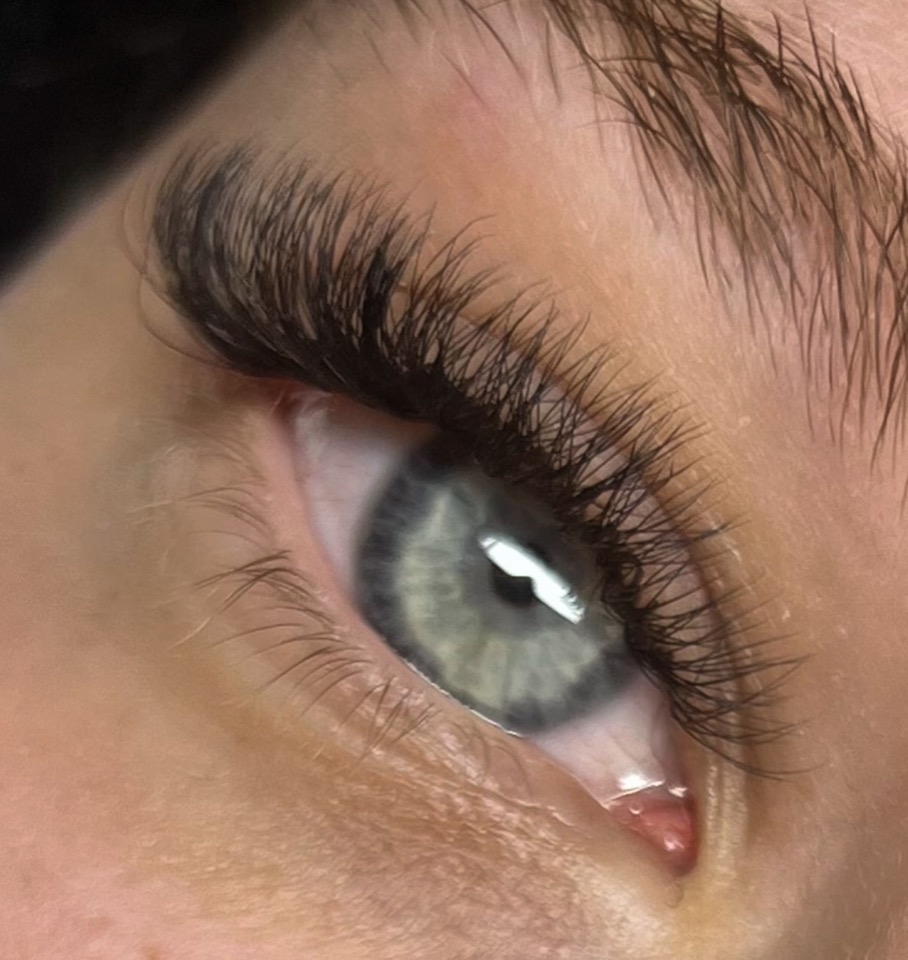 Lash-Ergebnis mit gepflegtem Schwung und sauberer Form